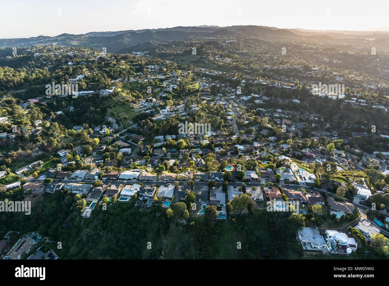 Vista aerea del canyon e case di collina al di sopra di Beverly Hills e West Hollywood a Los Angeles in California. Foto Stock