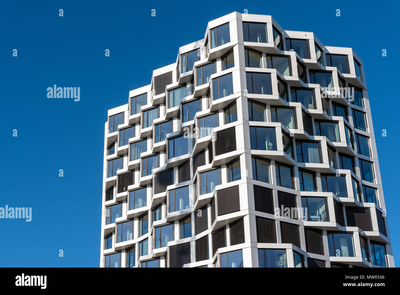 Facciata di alto e moderno edificio residenziale visto a Monaco di Baviera, Germania Foto Stock