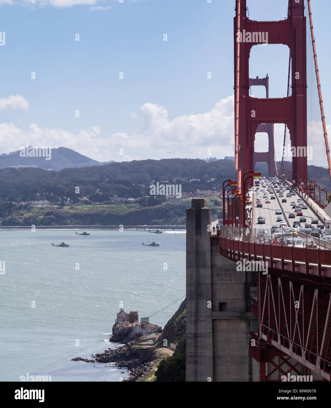 Traffico oltre il Golden Gate bridge, 4 Elicotteri circa di volare al di sotto Foto Stock