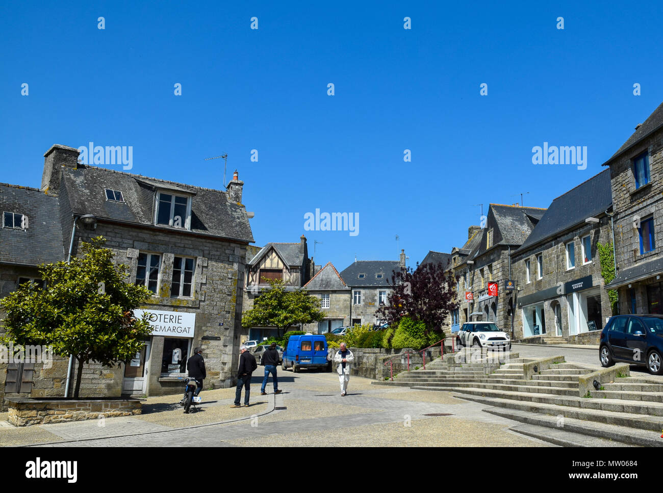 Chiaro e limpido cielo azzurro in un weekend a Rostrenan, Brittany, Francia. Foto Stock