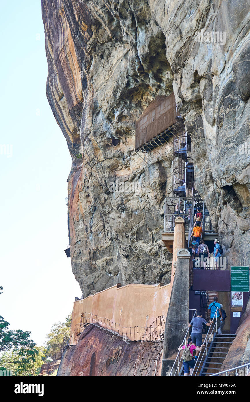 Gruppo di turisti salire di Sigiriya rock, Matale distretto, Sri Lanka Foto Stock