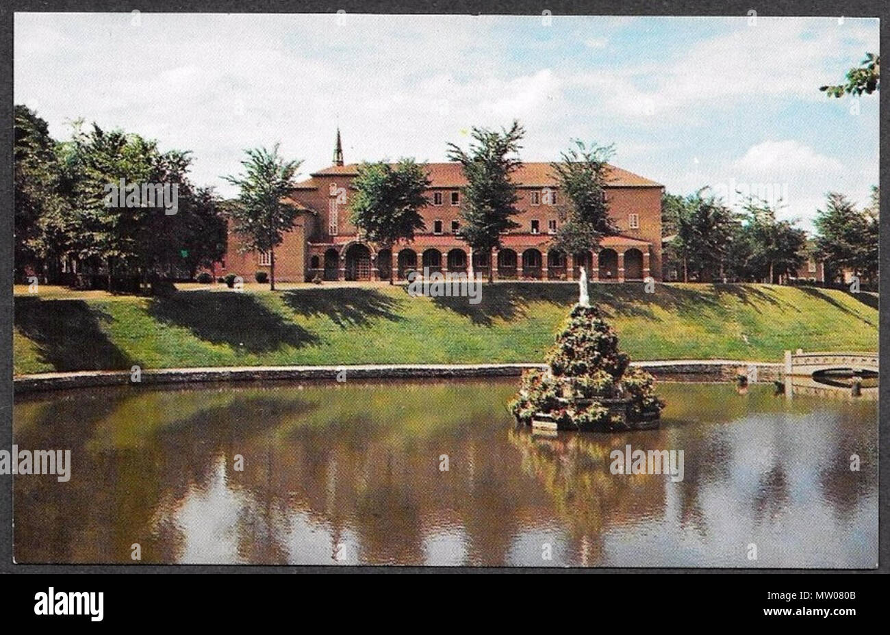 . Inglese: St. Mary's Lake nei luoghi del Santuario, Trois-Rivières, Que. Le lac Sainte-Marie sur les terrains du Sanctuaire de Notre Dame du Cap, Trois-Rivières, Que. 24 maggio 1934. Sconosciuto 571 St. Mary's Lake nei luoghi del Santuario, cartolina postale, tre fiumi, Que Foto Stock