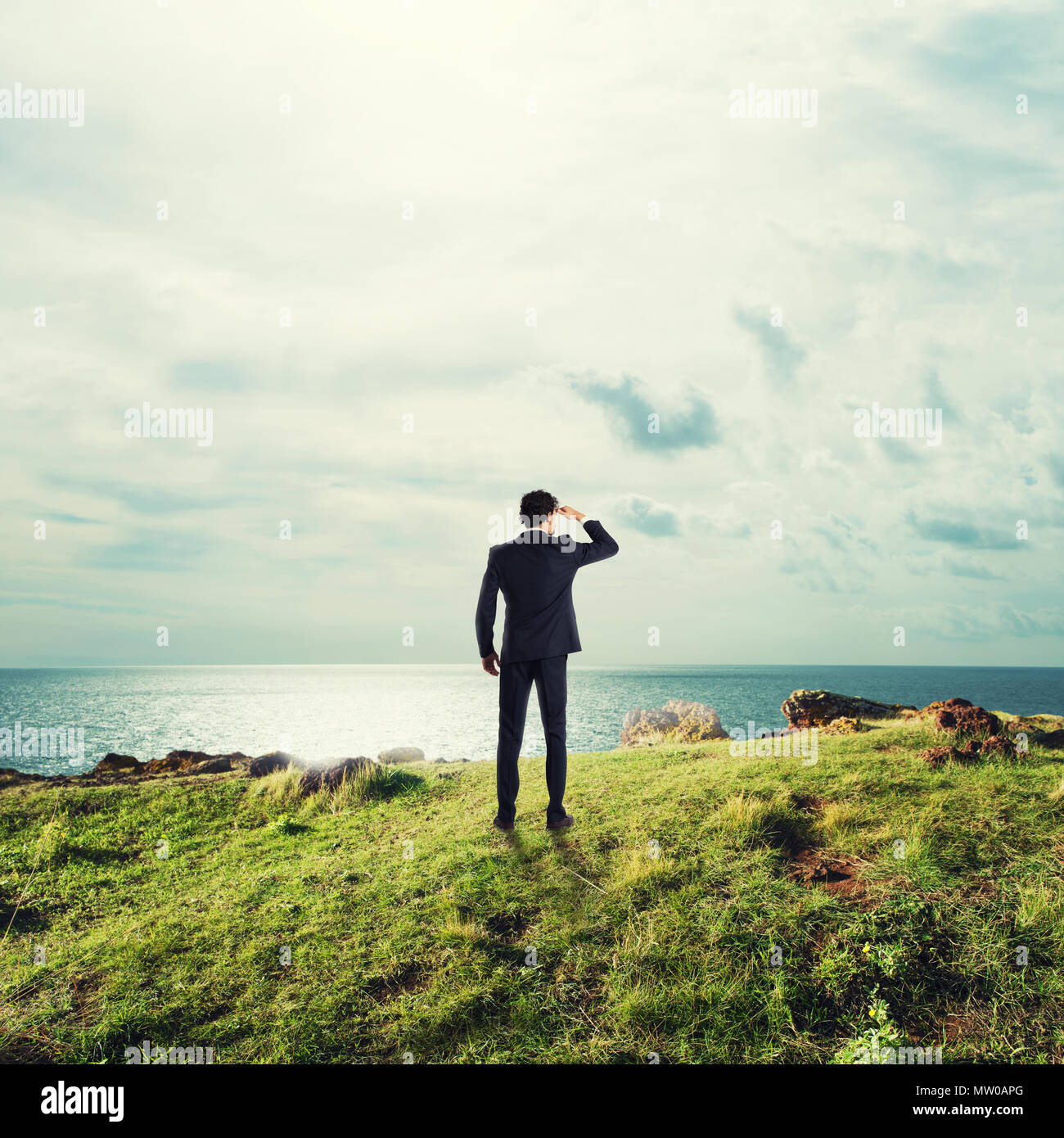 Imprenditore ricerches per nuove opportunità di business Foto Stock