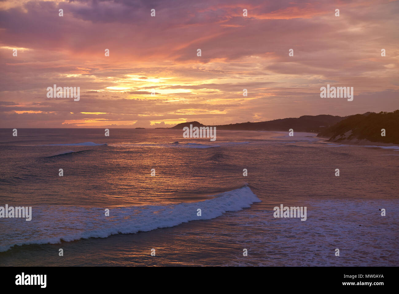 Grandi onde per il surf sul tramonto. Paesaggio del litorale in Nicaragua Foto Stock
