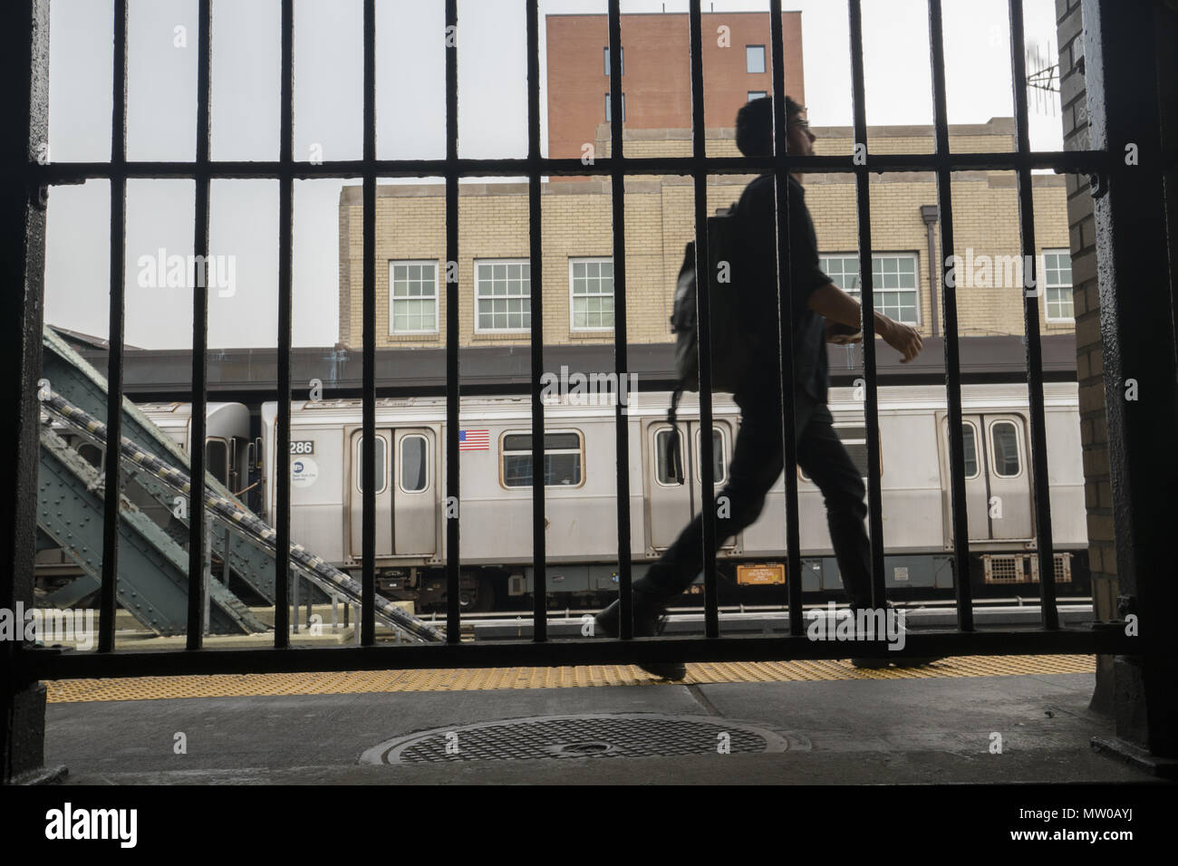 4° Avenue elevata piattaforma della metropolitana lungo la linea F di Brooklyn, New York. Foto Stock