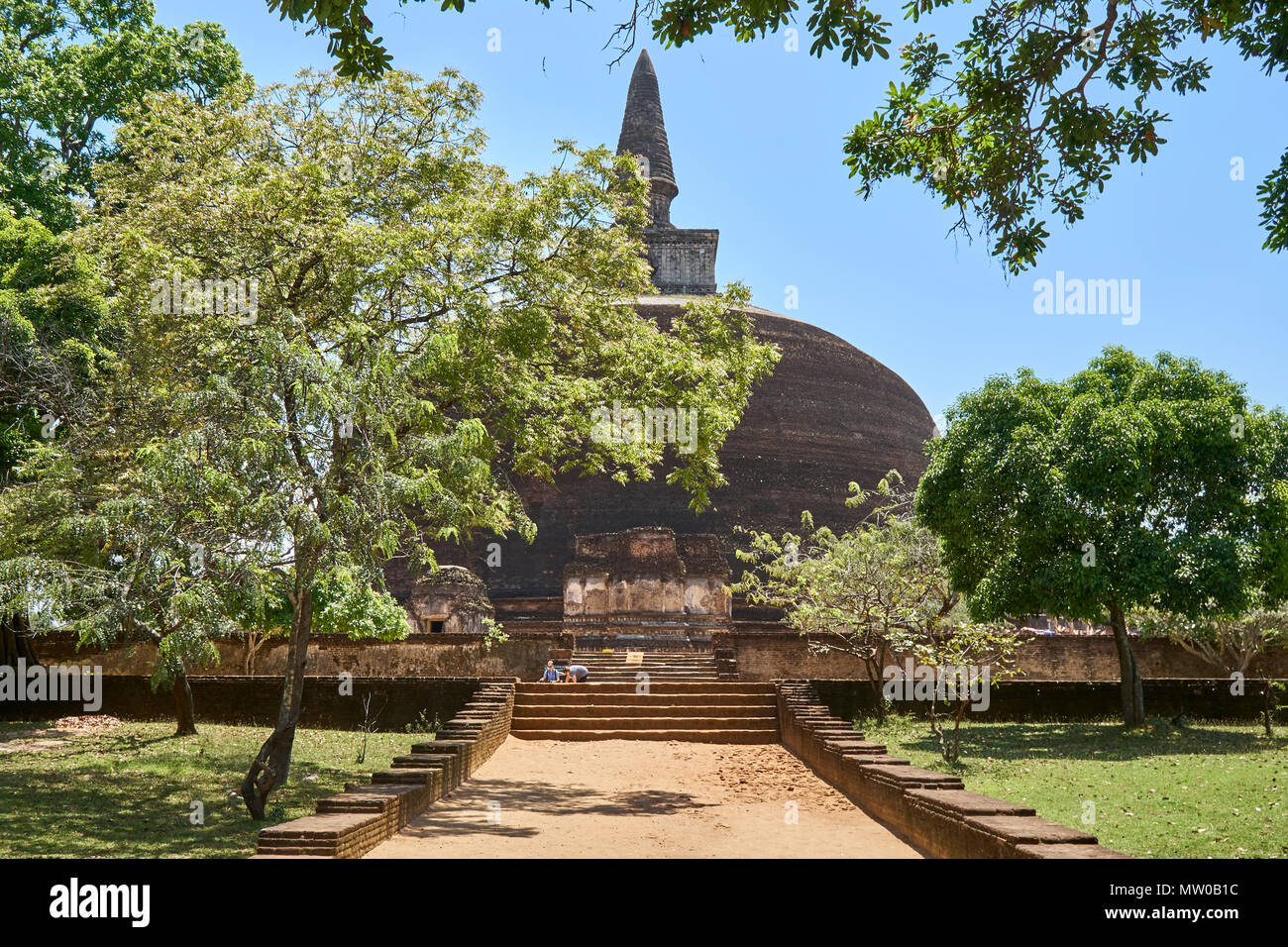 Rankoth Vehera stupa nell'antica città di Polonnaruwa, Sri Lanka Foto Stock