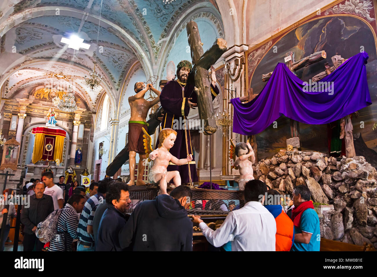 Una statua di Gesù sulla croce all'interno di SAN RAFAEL cappella è preparato per la processione del Venerdì Santo - San Miguel De Allende, Messico Foto Stock