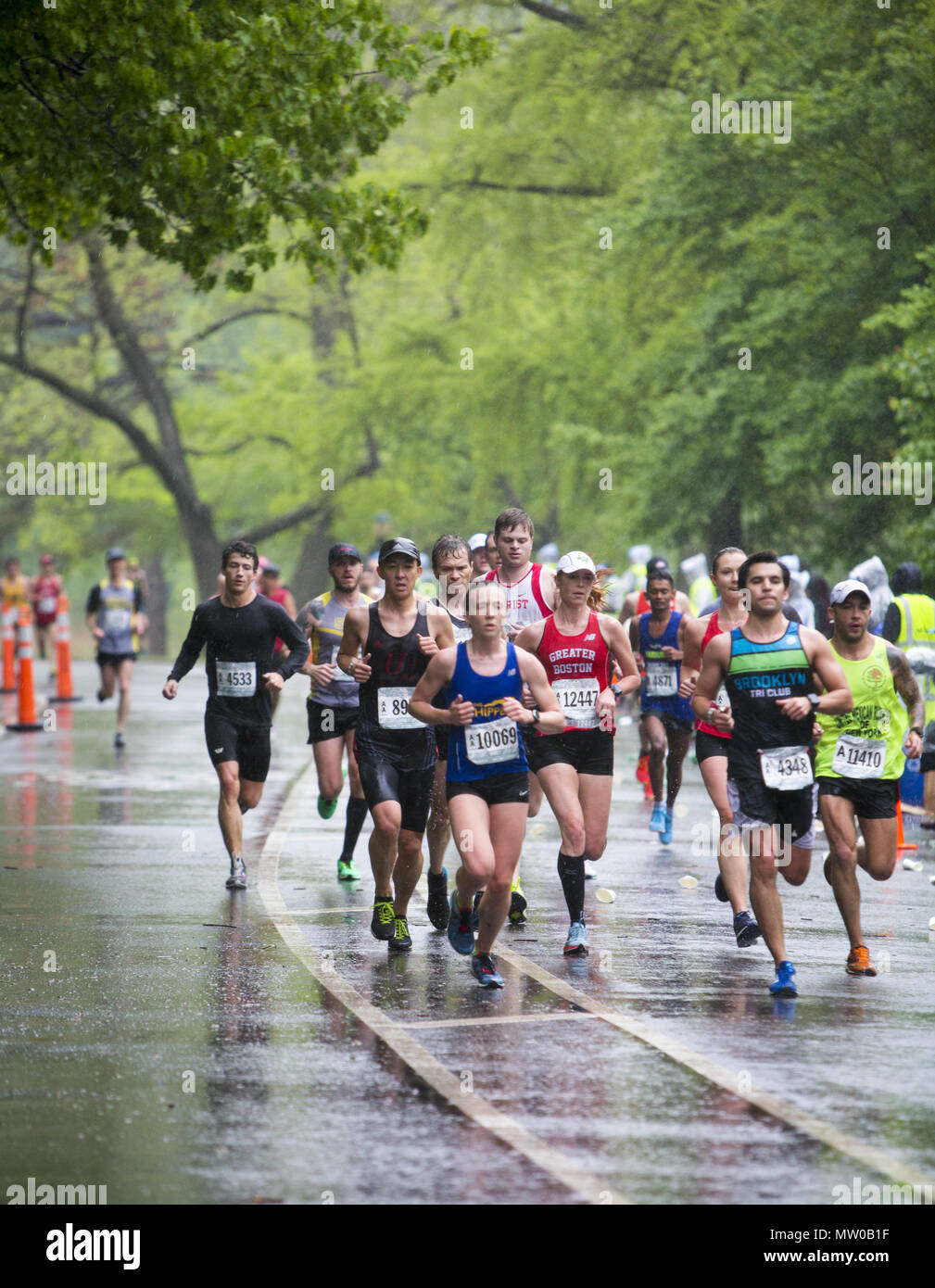 I corridori corsa attraverso la pioggia nel Prospect Park durante la prima metà del Brooklyn Mezza Maratona il più grande negli Stati Uniti, vantando oltre 23.000 guide. Foto Stock