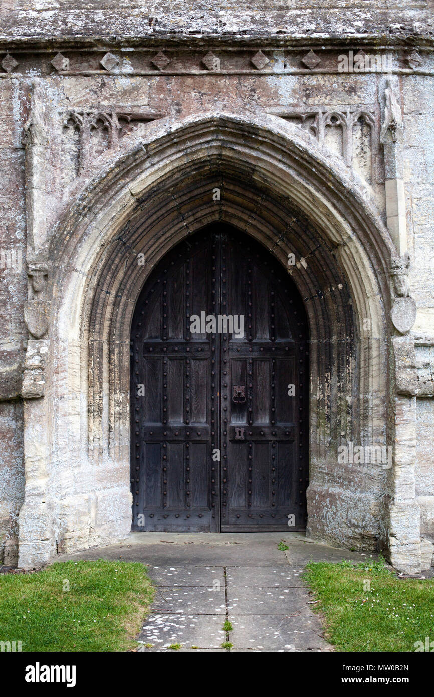 Porta della chiesa di San Pietro e di San Paolo, Northleach, Gloucestershire Foto Stock