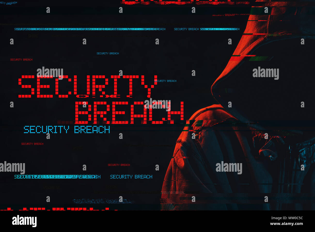 Violazione della sicurezza concetto con volto incappucciato persona maschile, chiave di basso di rosso e di blu accesa e immagine digitale effetti spuri Foto Stock