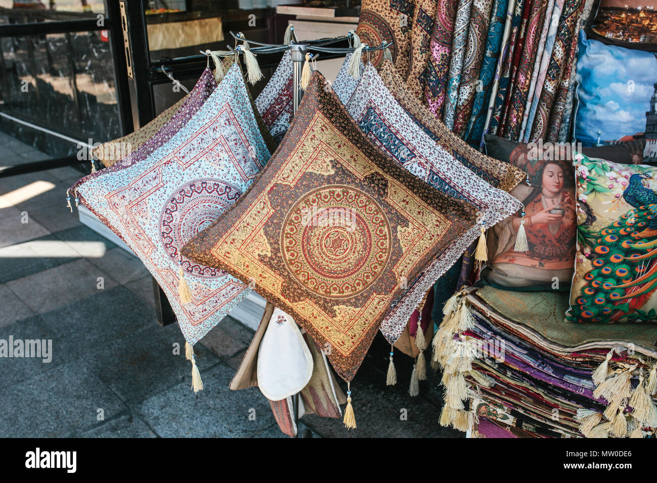 Vendita di cuscini fatti a mano per dormire e tappetini di preghiera in un negozio di strada durante il Ramadan festa religiosa Foto Stock