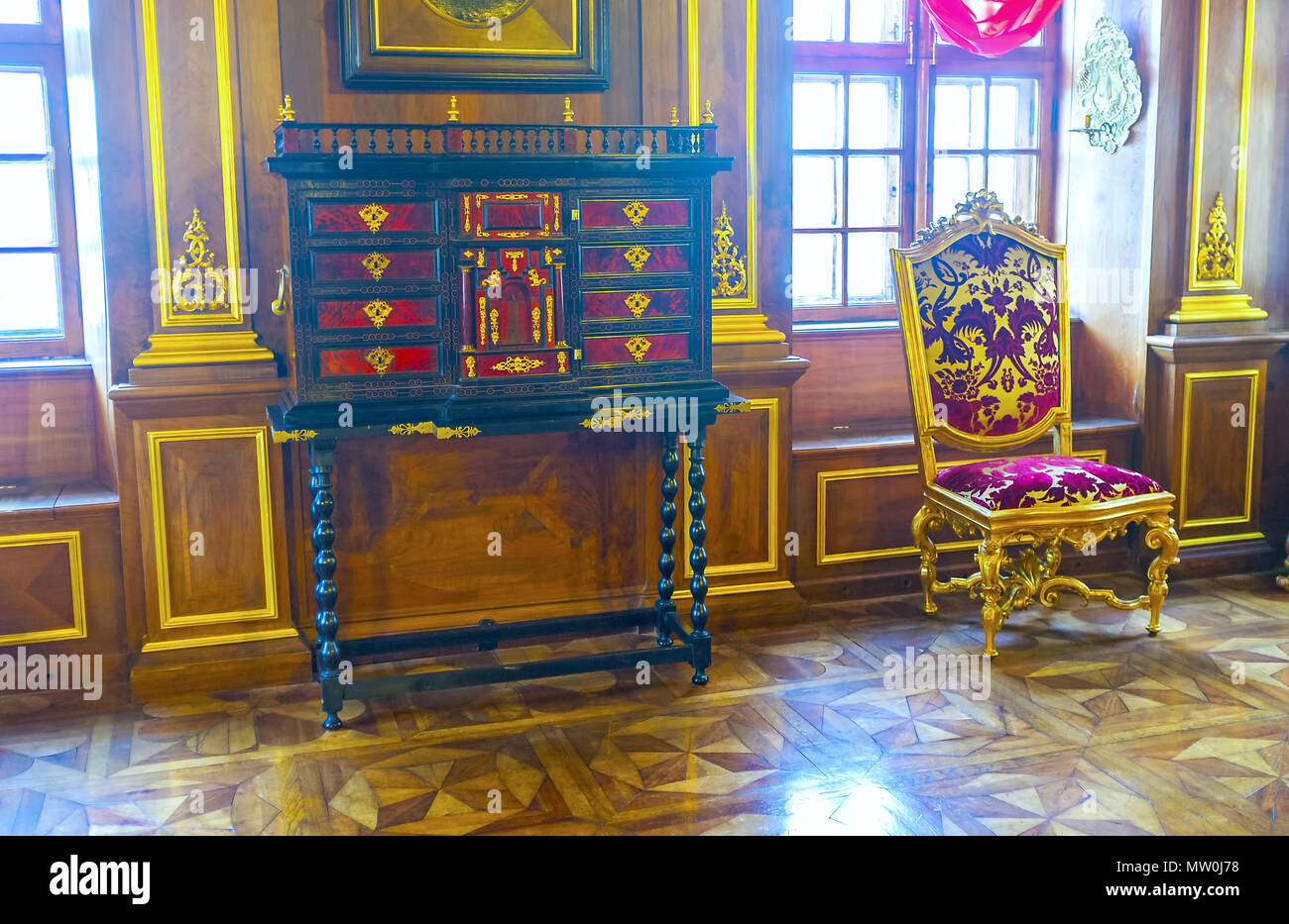 SAINT PETERSBURG, Russia - 26 Aprile 2015: bellissimi mobili intagliati da rare in legno Il Palazzo Mensikov, 26 aprile a San Pietroburgo Foto Stock