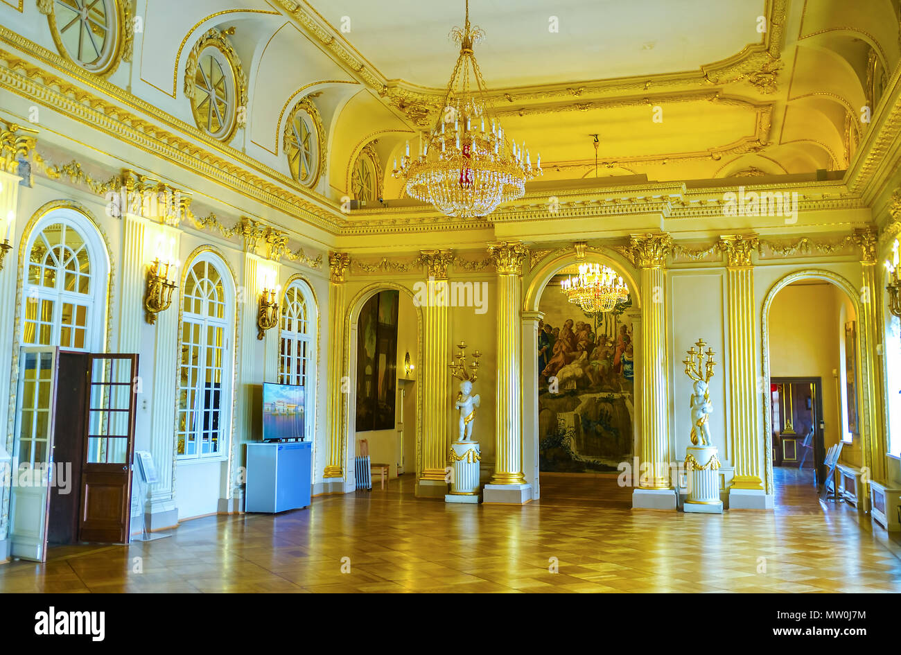 SAINT PETERSBURG, Russia - 26 Aprile 2015: la grande sala del Palazzo Menšikov riccamente decorate con scolpita in stucco dorato e sculture di marmo, Aprile Foto Stock