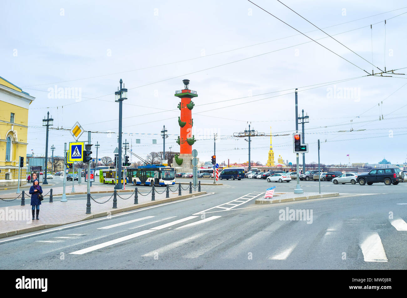 SAINT PETERSBURG, Russia - 26 Aprile 2015: La scena urbana del bivio sulla isola Vasilyevsky, il 26 aprile a San Pietroburgo Foto Stock