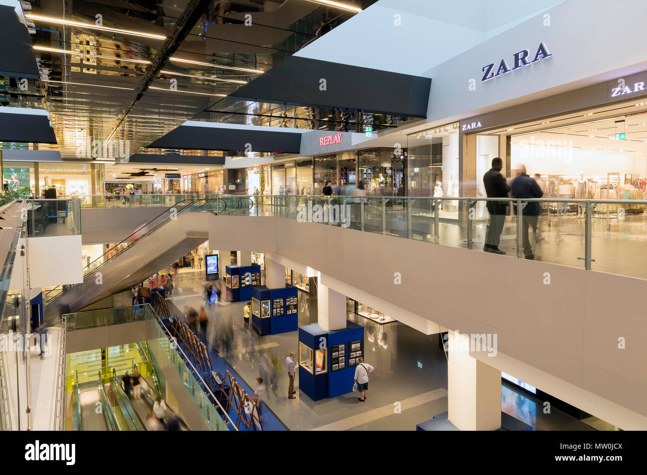 Roma, Italia - 25 Maggio 2018: persone andare a fare shopping all'interno  del 'Porta di Roma centro commerciale. Gli spazi con i vari negozi sono  sviluppate su diversi f Foto stock - Alamy