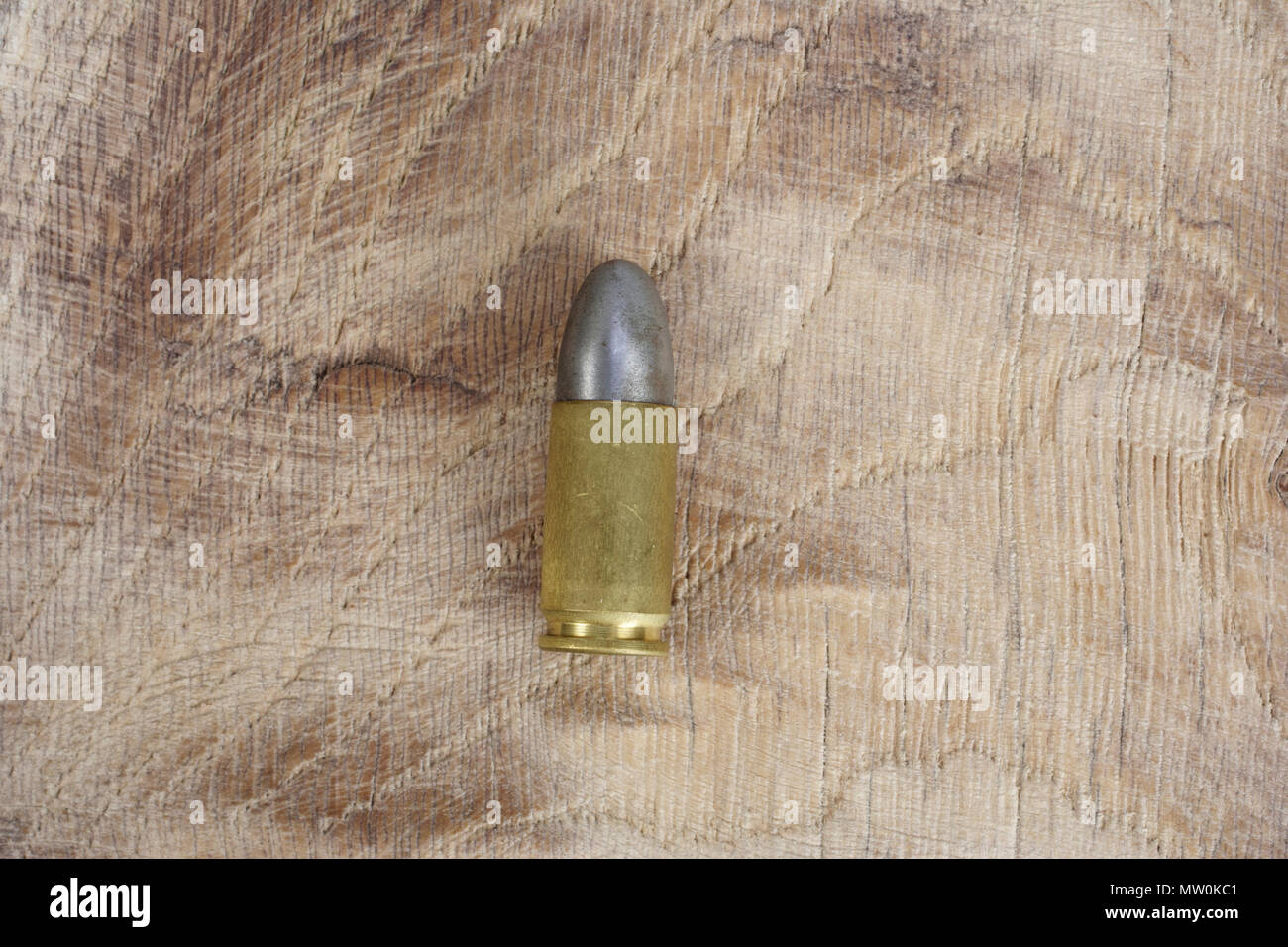 Il 9mm cartucce calibro su sfondo di legno Foto Stock