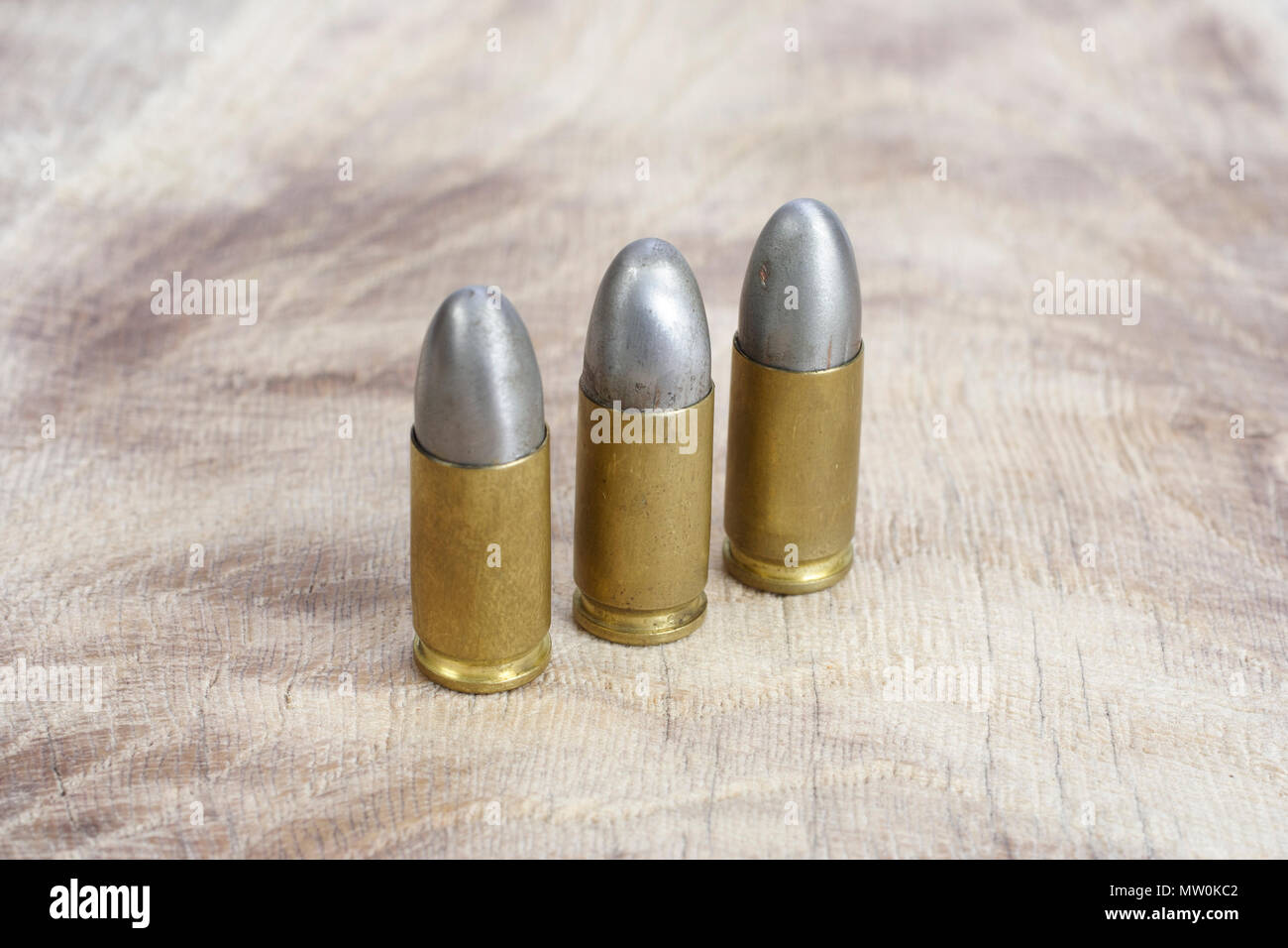 Il 9mm cartucce calibro su sfondo di legno Foto Stock