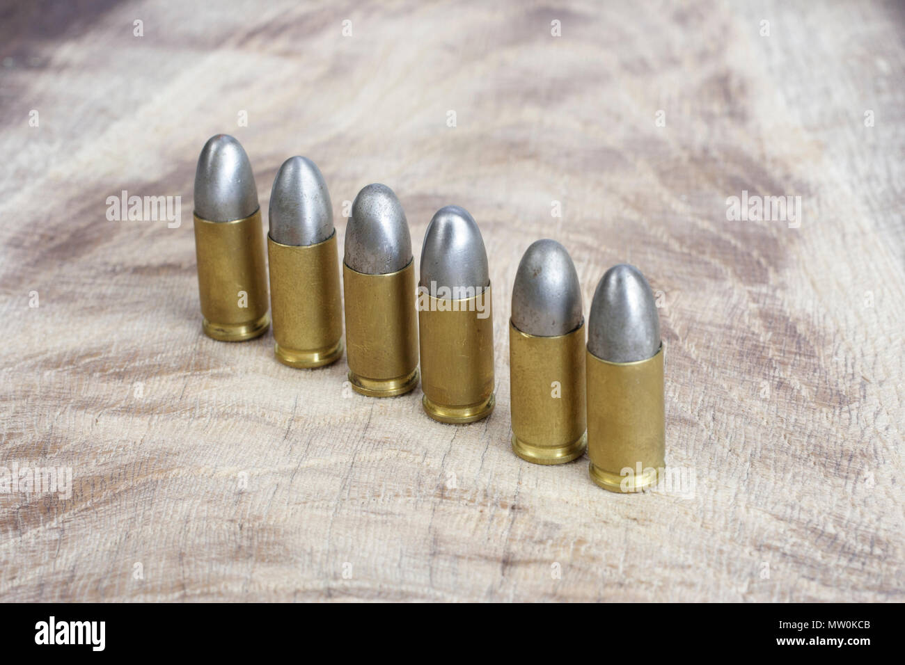 Il 9mm cartucce calibro su sfondo di legno Foto Stock