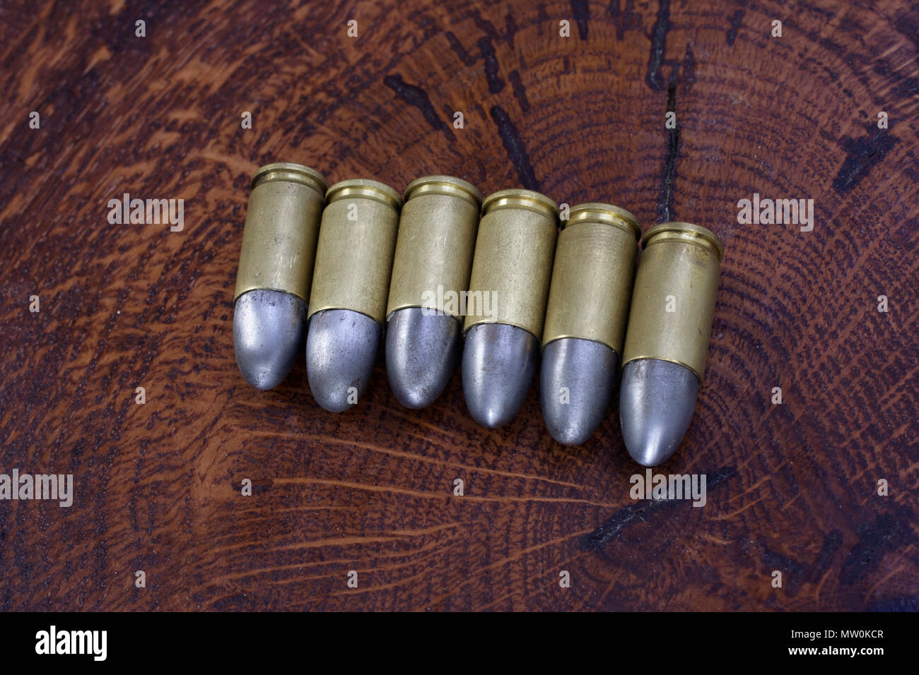 Il 9mm cartucce calibro su sfondo di legno Foto Stock