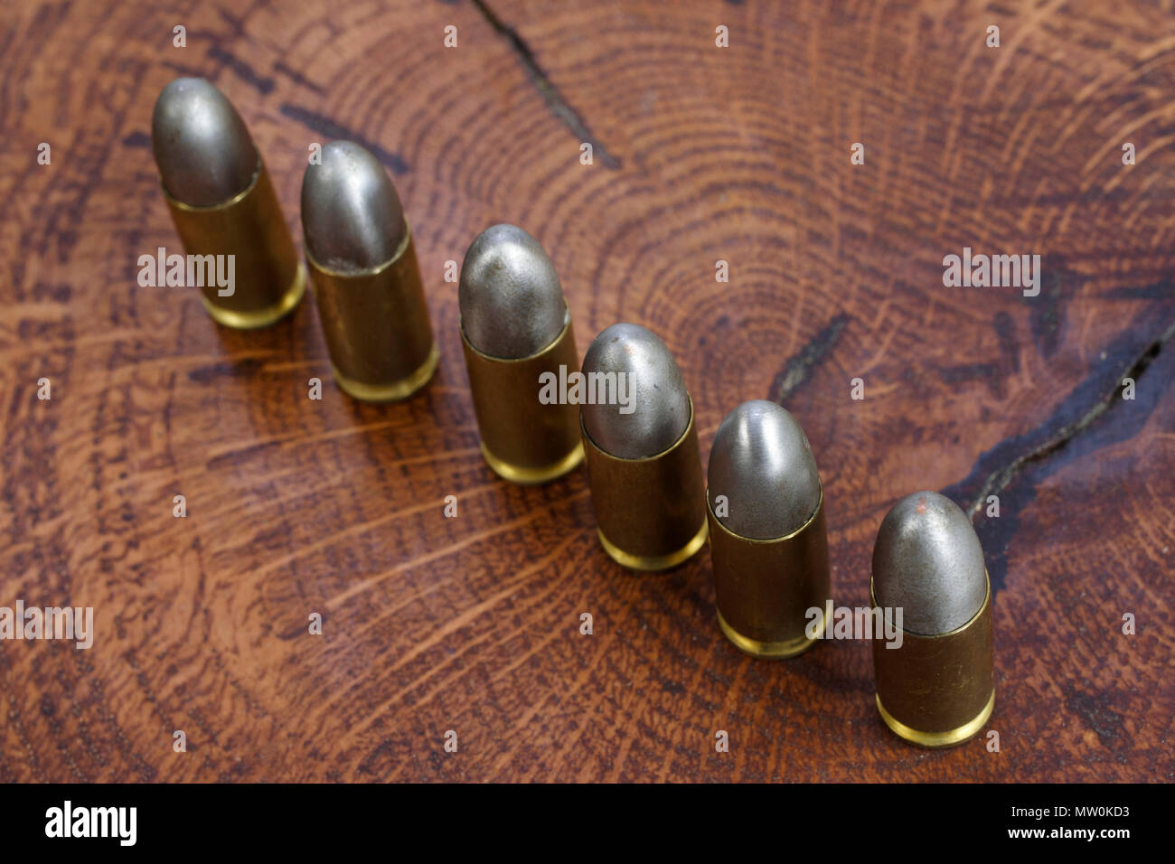 Il 9mm cartucce calibro su sfondo di legno Foto Stock