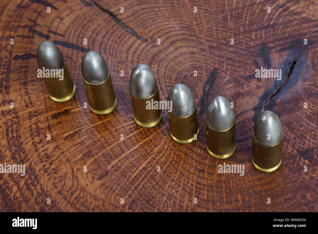 Il 9mm cartucce calibro su sfondo di legno Foto Stock