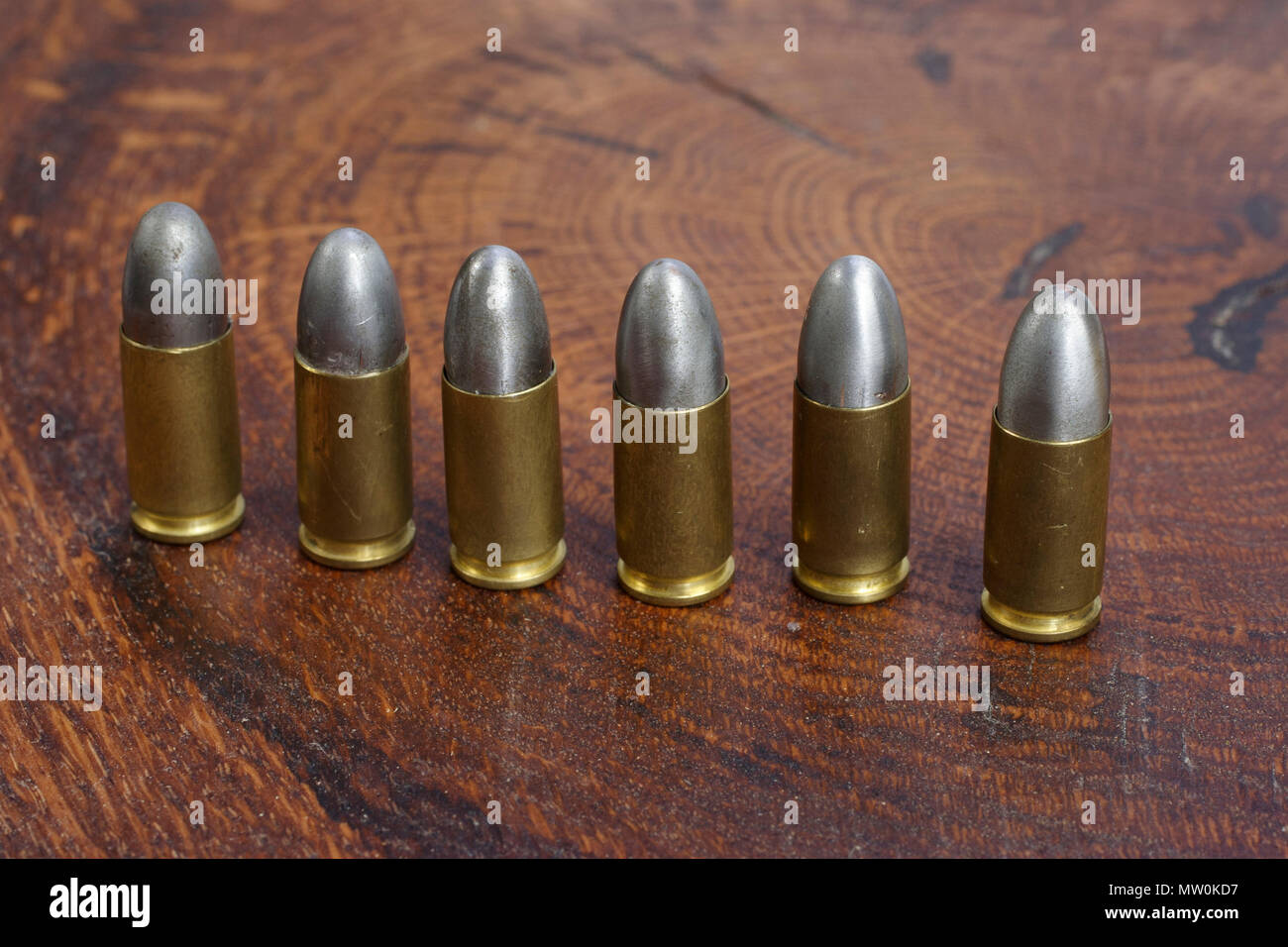 Il 9mm cartucce calibro su sfondo di legno Foto Stock