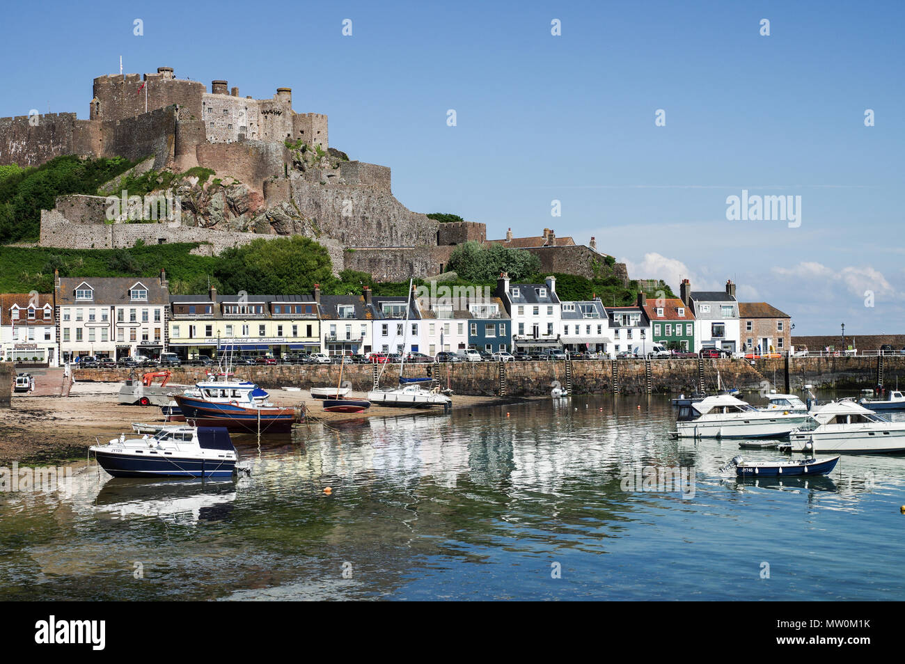 Il pittoresco castello di Mont Orgueil - noto anche come castello di Gorey - visto da di Long Beach. Jersey, Isole del Canale Foto Stock