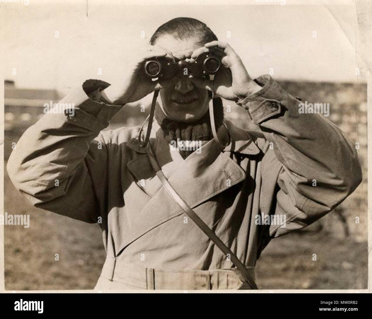 . Inglese: fotografia di C.W.A. Scott foratura binocolo . 1934. Notizie di cronaca di bromuro di vintage premere STAMPA, 1934, NPG x28780 107 C.W.A.Scott Binocolo Foto Stock