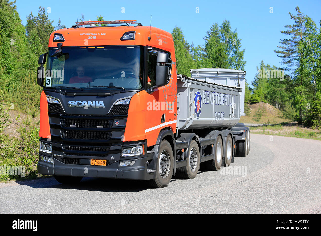 Orange la prossima generazione Scania R650 Carrello ghiaia combinazione su test drive lungo la strada a molla su Scania Tour 2018 di Lohja, Finlandia - 25 maggio 2018. Foto Stock