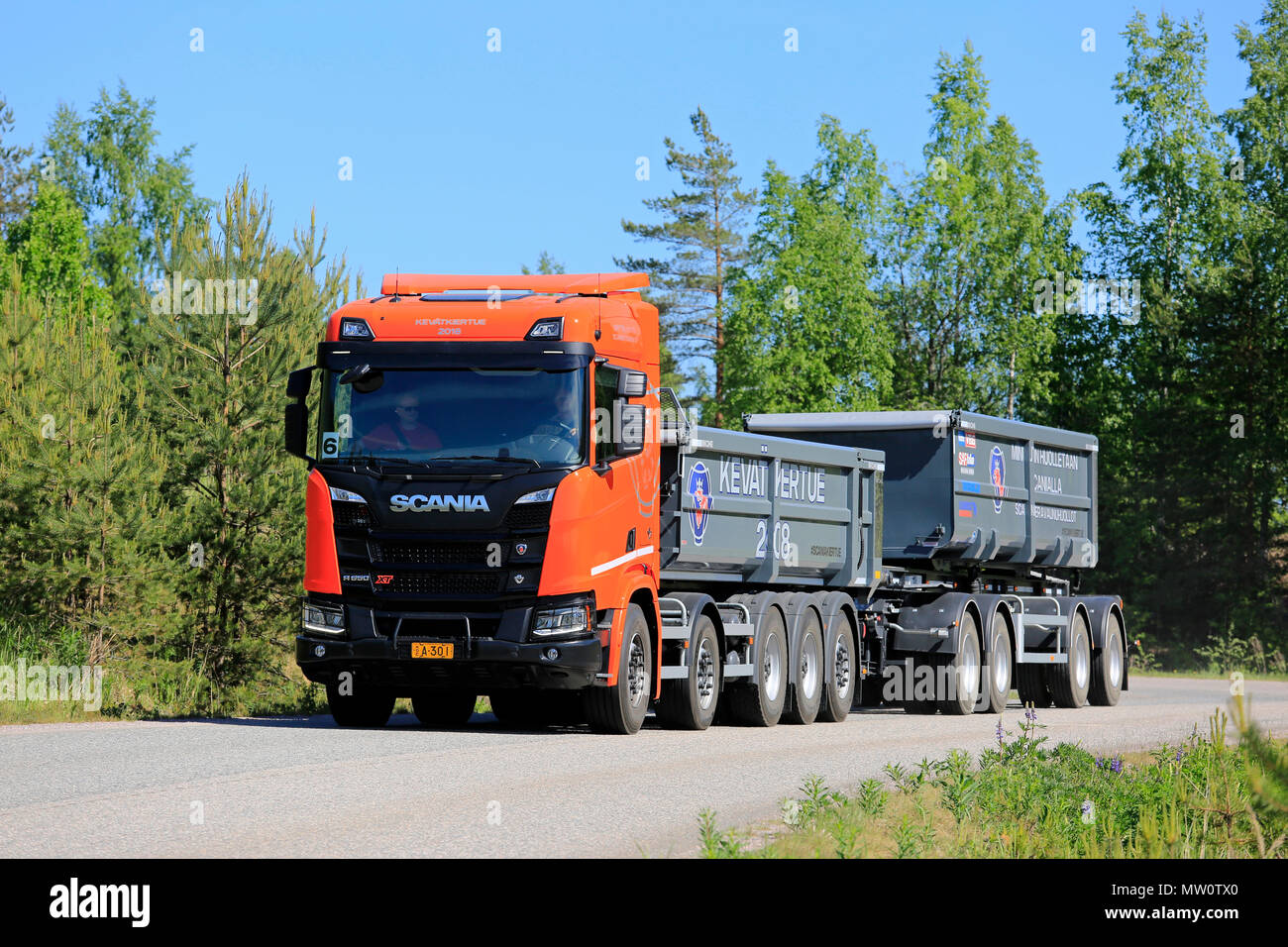 Orange la prossima generazione Scania R650 XT ghiaia combinazione carrello test driven sulla molla strada forestale su Scania Tour 2018 di Lohja, Finlandia - 25 maggio 2018. Foto Stock