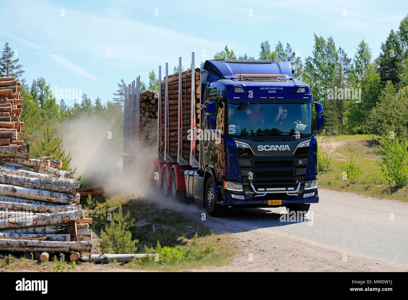 Test driver Wave in quanto unità di generazione successiva Scania R730 carrello di registrazione sulla strada polverosa durante il tour di Scania 2018 di Lohja, Finlandia - 25 maggio 2018. Foto Stock