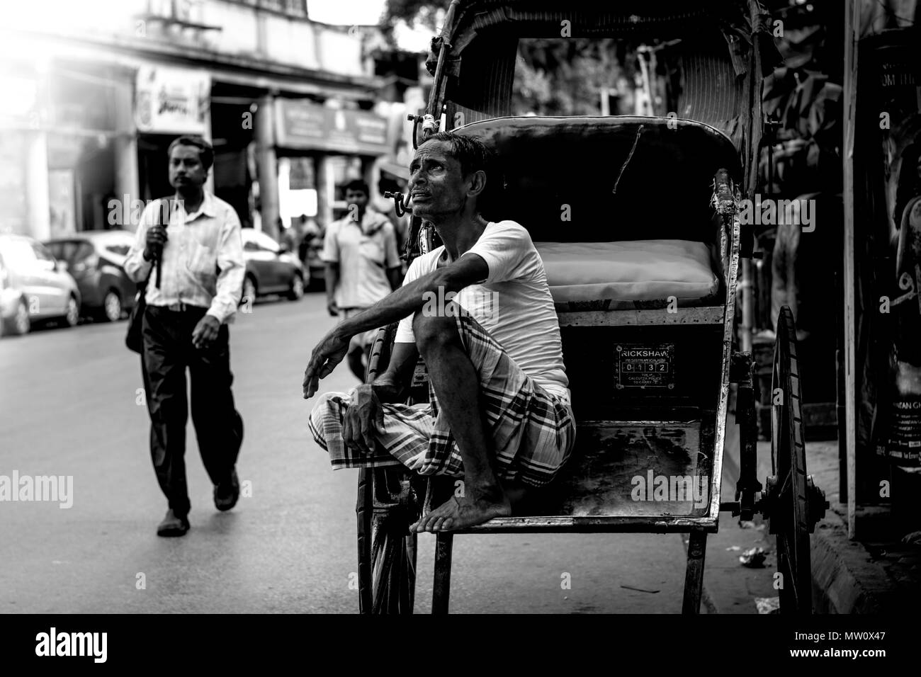 Kolkata rickshawala,taxi, indian street photography,rickshaw,l'india,l'amore,triste,felicità,felice,lotta,Road,poveri,senzatetto,lonely,lonelyness,città,dormire Foto Stock