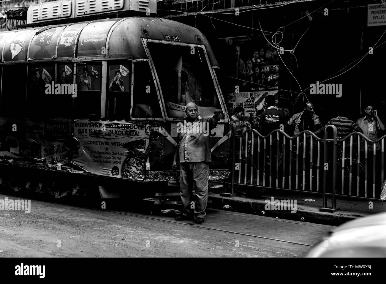 Kolkata rickshawala,taxi, indian street photography,rickshaw,l'india,l'amore,triste,felicità,felice,lotta,Road,poveri,senzatetto,lonely,lonelyness,città,dormire Foto Stock