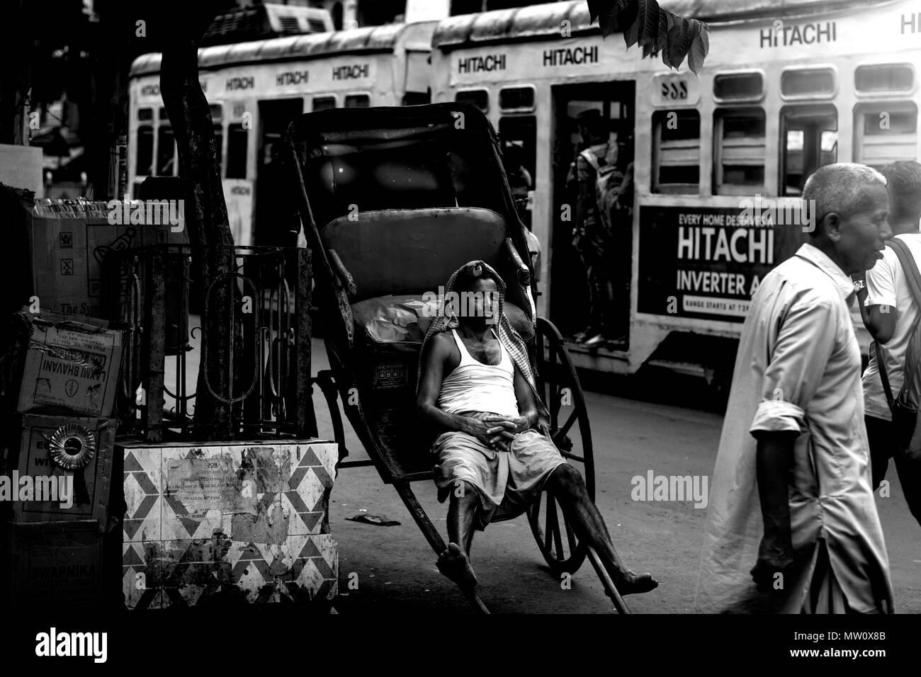 Kolkata rickshawala,taxi, indian street photography,rickshaw,l'india,l'amore,triste,felicità,felice,lotta,Road,poveri,senzatetto,lonely,lonelyness,città,dormire Foto Stock