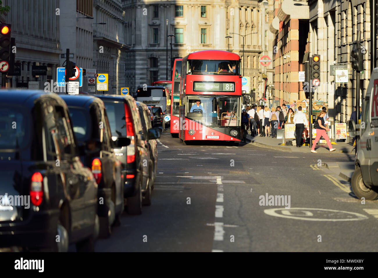 Ci sono autobus e taxi in Rush Hour Londra nel traffico, banca, Cheapside, London, Regno Unito Foto Stock