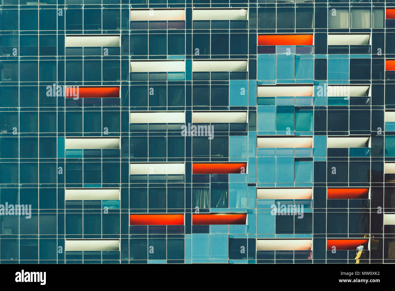 Molte finestre in alto edificio nel centro di Melbourne, Australia Foto Stock