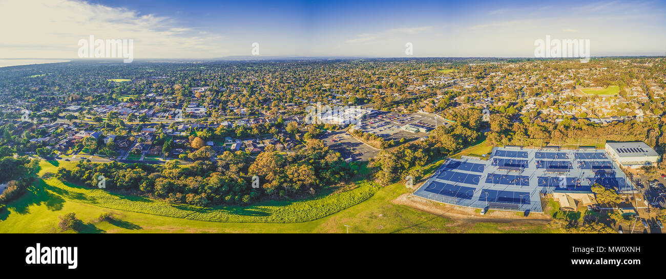 Panoramica aerea di Frankston sobborgo e netball tribunali nel Giubileo park a Melbourne, Australia Foto Stock