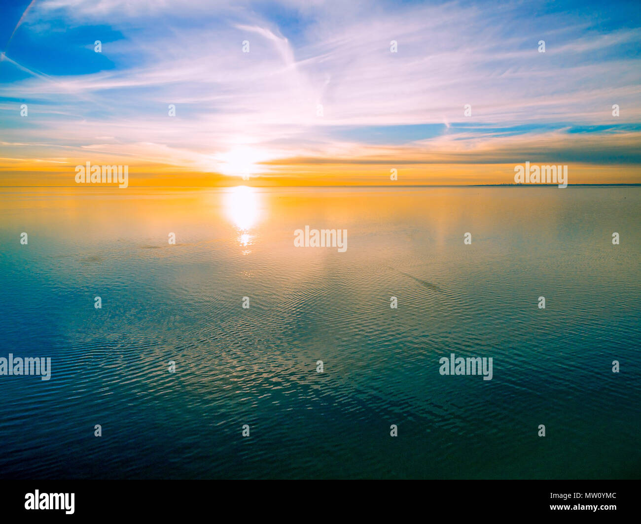 Tranquilla vista panoramica del bellissimo tramonto sul mare Foto Stock