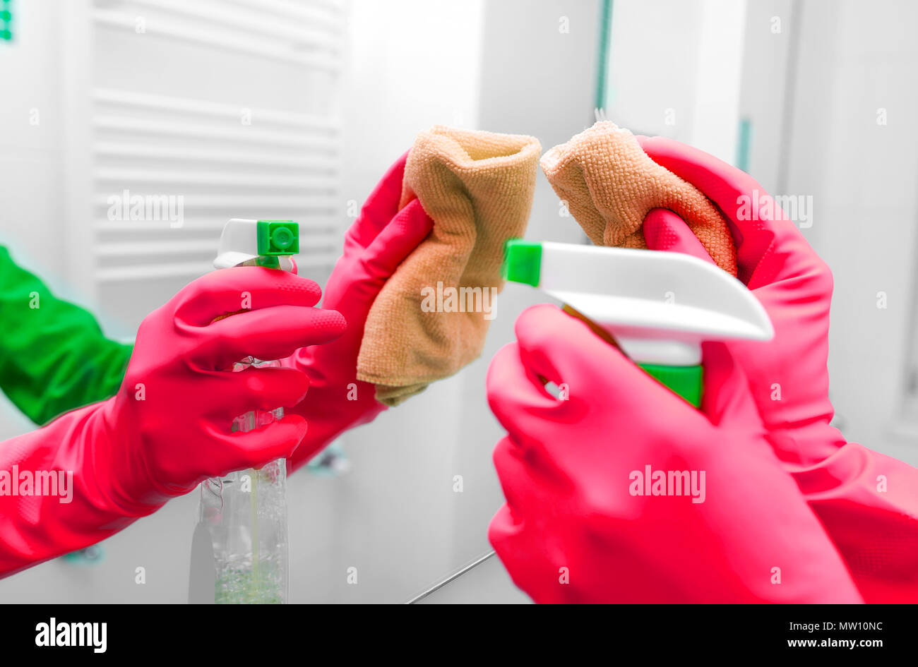 Mani in guanti lavare lo specchio. Foto Stock