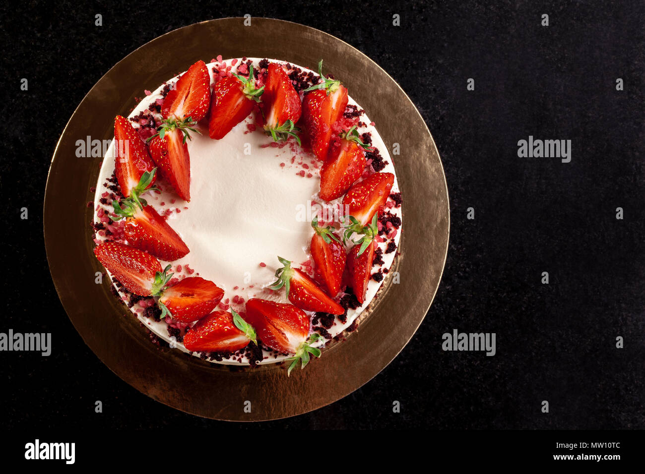 Cheesecake con le fragole. Torta decorata con fragole. Deliziosa cheesecake  decorate con fragole fresche Foto stock - Alamy