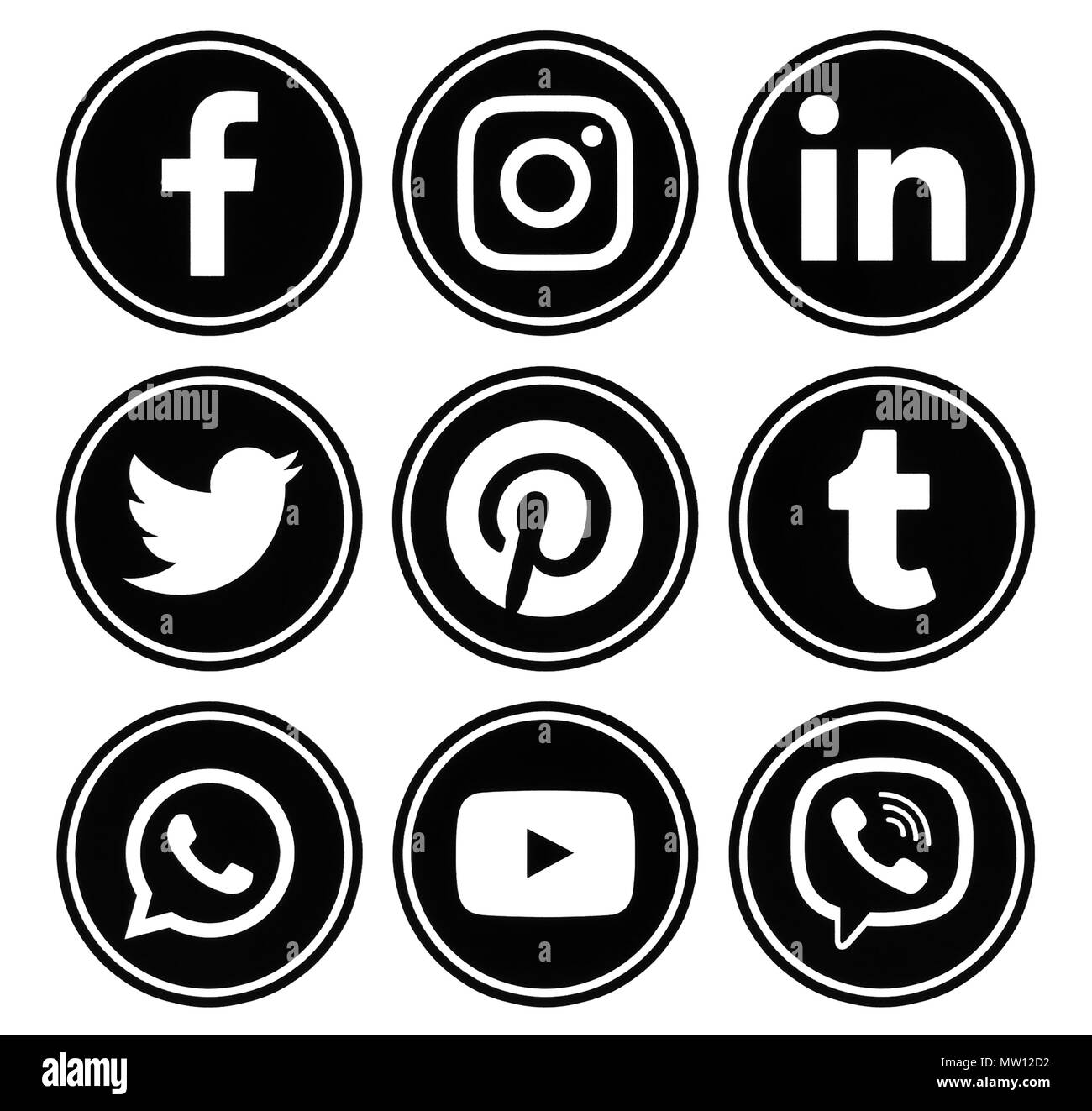 Kiev, Ucraina - 08 dicembre, 2017: cerchio popolare social media logo nero con bordo stampato su carta: Facebook, Twitter Instagram, Pinterest, LinkedI Foto Stock