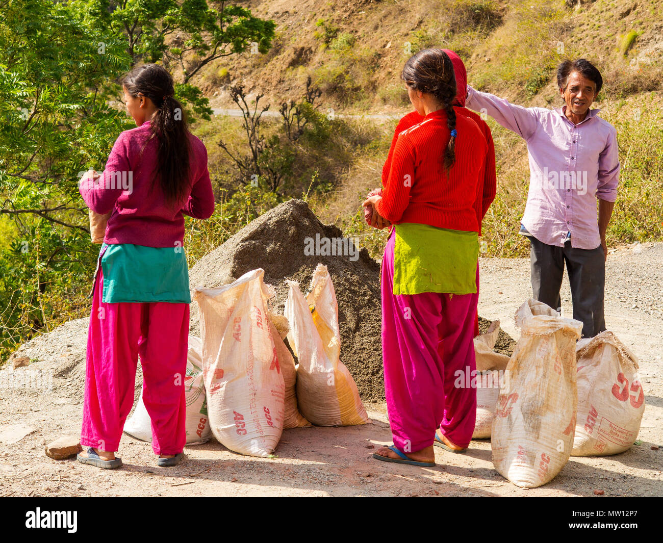 Indian womans lavorando su una strada in costruzione vicino al fiume Panar, Kumaon Hills, Uttarakhand, India Foto Stock