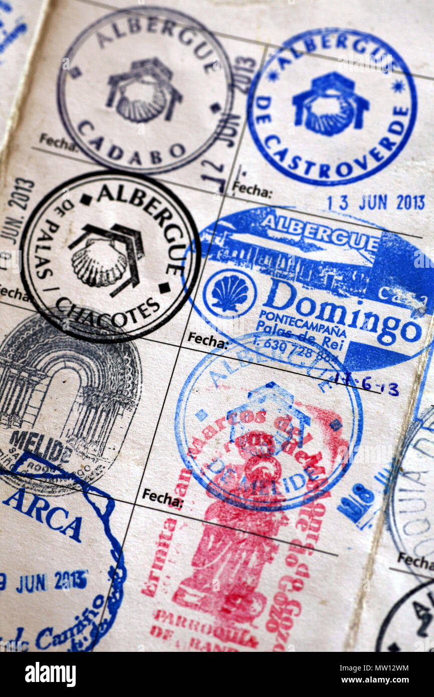 Close up rubberstamps da un Camino de Santiago / Via di San Giacomo pellegrino la giornale di bordo, Santiago de Compostela, A Coruña, Spagna Foto Stock