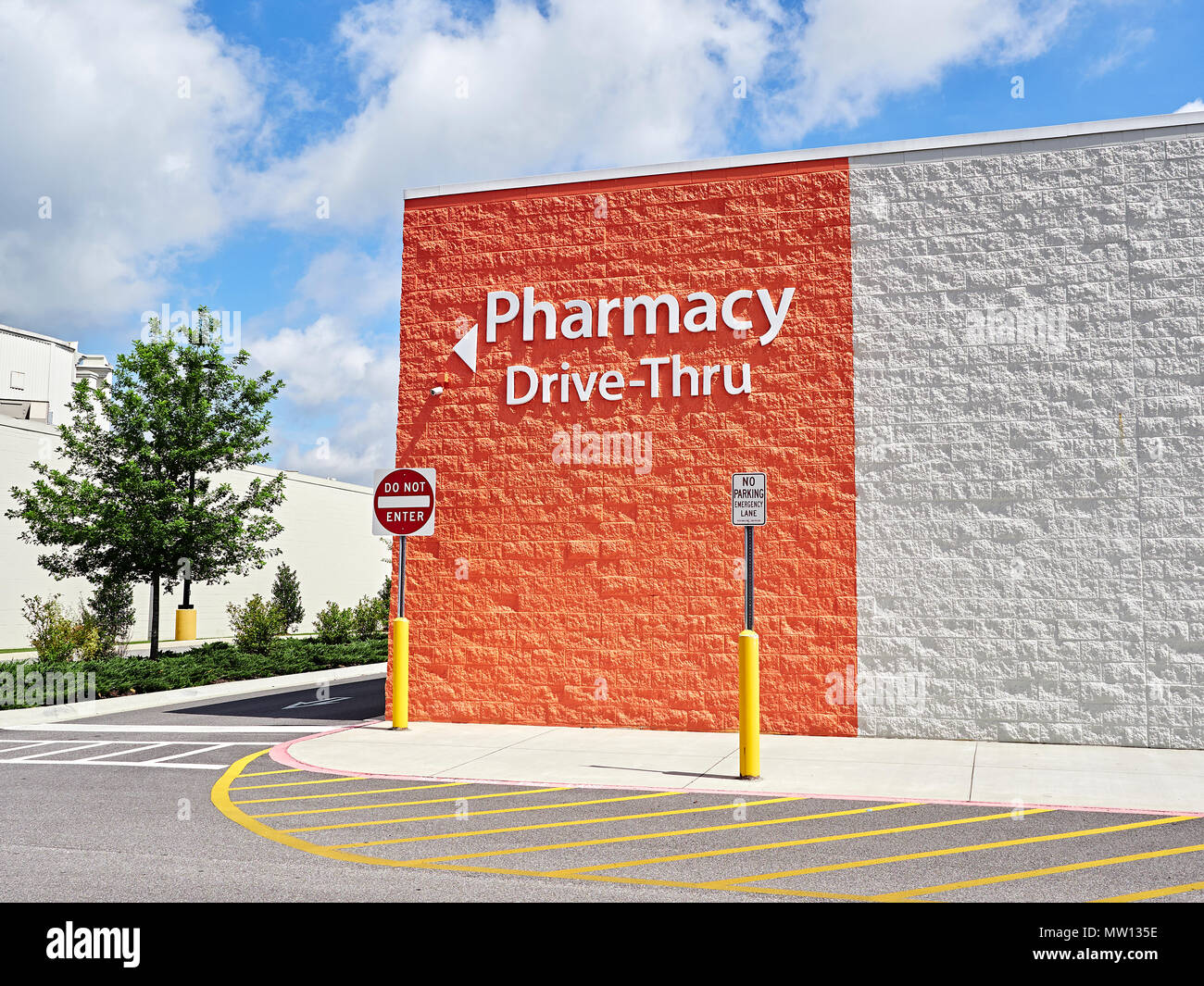 Farmacia Drive-Thru outdoor segno esterno su un edificio di Montgomery in Alabama, Stati Uniti d'America. Foto Stock