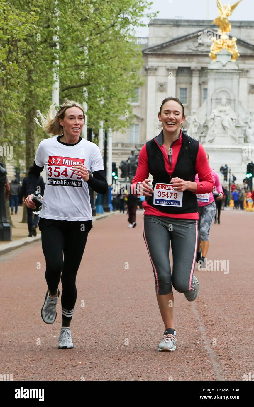 Oltre 100 corridori completare un 3.7 miglio eseguito da Shadwell DLR station, dove ex concorrente di MasterChef Matt Campbell crollò e morì durante la maratona di Londra, al traguardo nel centro commerciale. Oltre £275.000 è stata donata a Matt Campbell fundraising pagina. Dotato di: atmosfera, vista in cui: Londra, Regno Unito quando: 29 Apr 2018 Credit: Dinendra Haria/WENN Foto Stock