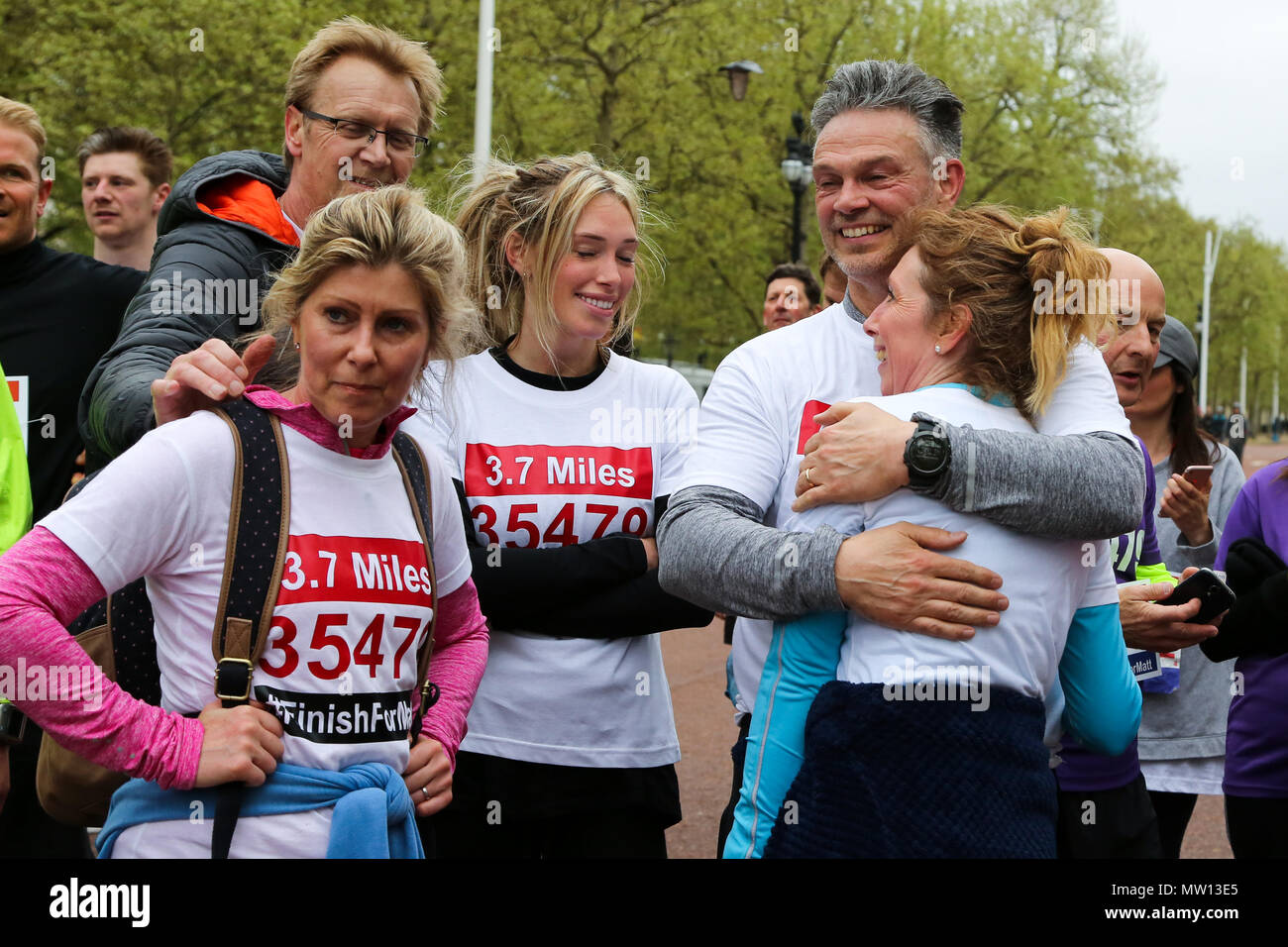 Oltre 100 corridori completare un 3.7 miglio eseguito da Shadwell DLR station, dove ex concorrente di MasterChef Matt Campbell crollò e morì durante la maratona di Londra, al traguardo nel centro commerciale. Oltre £275.000 è stata donata a Matt Campbell fundraising pagina. Dotato di: atmosfera, vista in cui: Londra, Regno Unito quando: 29 Apr 2018 Credit: Dinendra Haria/WENN Foto Stock