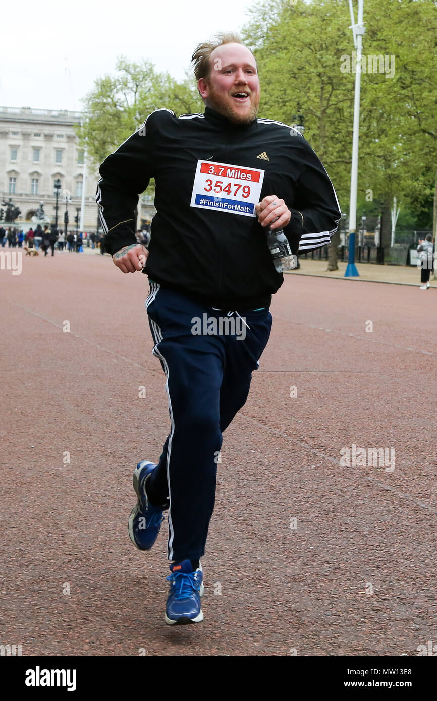 Oltre 100 corridori completare un 3.7 miglio eseguito da Shadwell DLR station, dove ex concorrente di MasterChef Matt Campbell crollò e morì durante la maratona di Londra, al traguardo nel centro commerciale. Oltre £275.000 è stata donata a Matt Campbell fundraising pagina. Dotato di: atmosfera, vista in cui: Londra, Regno Unito quando: 29 Apr 2018 Credit: Dinendra Haria/WENN Foto Stock