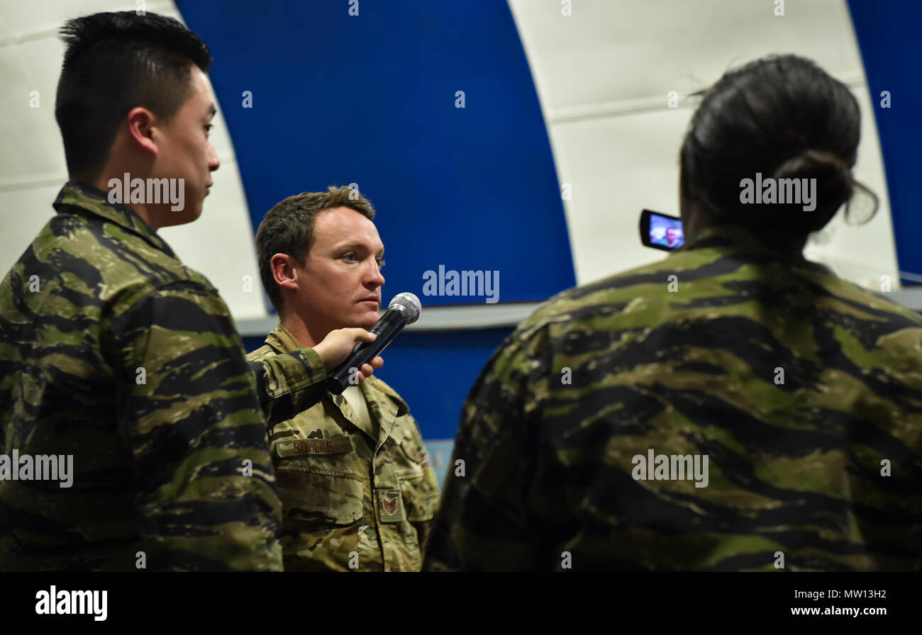 Aviazione di combattimento advisor gli studenti con il sesto Special Operations Squadron hanno partecipato all'operazione artiglio Raven al duca Campo, Fla., 26 aprile 2017. Funzionamento artiglio Raven è il capstone evento per la Air Force Special Operations Training Center il combattimento aereo missione Advisor Corso di qualificazione. "Palmetto Terra" è una simulazione di paese indigeno dove gli studenti avevano il compito di formare ed assistere alla "Palmetto terra' forze nel migliorare la tattica di occupazione dei suoi aeromobili e soldati. Foto Stock