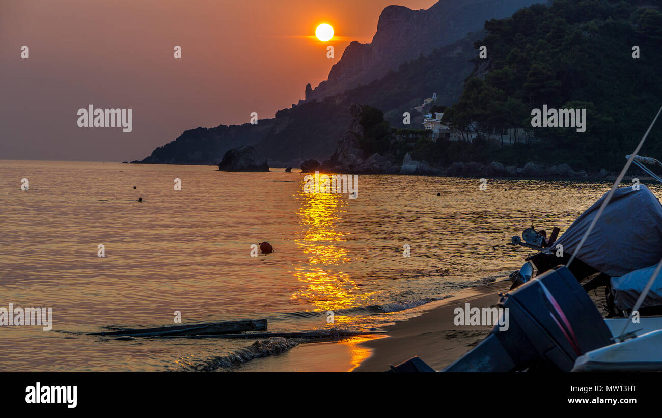 Sunset Korfu riflesso sull'acqua mare spiaggia Foto Stock