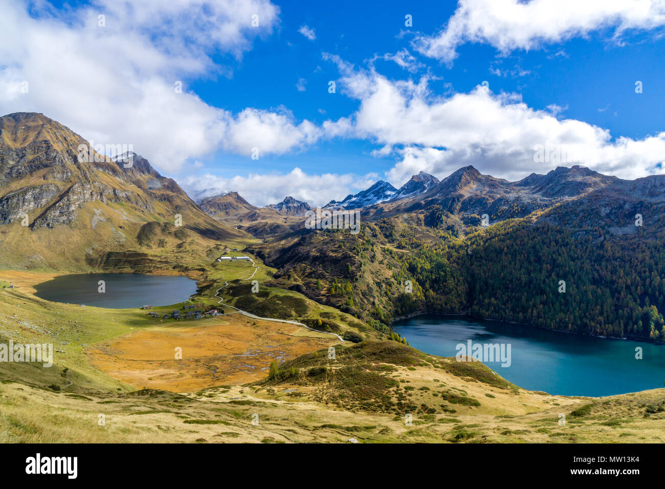 Bellissimo lago di montagna durante l'autunno in Svizzera Foto Stock